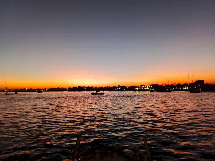 วิหาร Kom Ombo อันงดงามส่องสว่างยามพลบค่ำบนริมฝั่งแม่น้ำไนล์